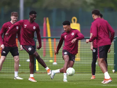 Pemain Aston Villa, Ollie Watkins (tengah) dan Tim Iroegbunam menghadiri sesi latihan menjelang laga leg 1 semifinal UECL 2024, di Bodymoor Heath Training Centre, di Birmingham, Rabu (1/5/2024). (David Davies/PA via AP)
