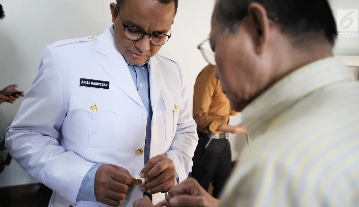 Gubernur DKI Jakarta terpilih Anies Baswedan melakukan fitting seragam dinas di kawasan Kebayoran Baru, Jakarta, Kamis (12/10). Seragam itu nantinya akan digunakan untuk pelantikan pada 16 Oktober di Istana Merdeka. (Liputan6.com/Pool/Tim Anies-Sandi)