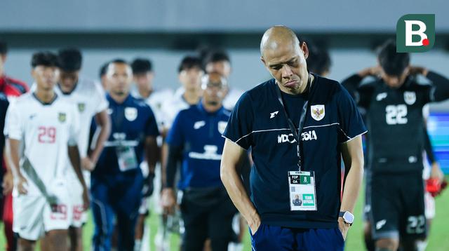 Pelatih Timnas Indonesia U-17, Nova Arianto tertunduk lesu usai memimpin tim asuhannya bertanding melawan China dalam laga uji coba di Indomilk Arena, Tangerang, Banten, Minggu (8/2/2026). (Bola.com/M Iqbal Ichsan)