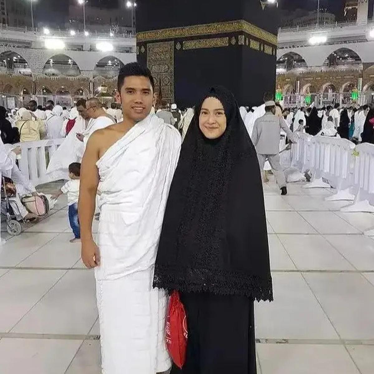 7 Potret Dian Sastrowardoyo Umrah Bareng Keluarga, Dipuji Bak Bidadari saat Pakai Hijab
