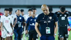 Pelatih Timnas Indonesia U-17, Nova Arianto tertunduk lesu usai memimpin tim asuhannya bertanding melawan China dalam laga uji coba di Indomilk Arena, Tangerang, Banten, Minggu (8/2/2026). (Bola.com/M Iqbal Ichsan)