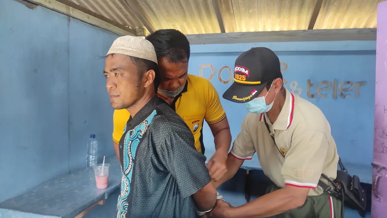 Tersangka DM Pelaku penusukan pengasuh pondok pesantren di Banyuwangi  ditangkap polisi. (Istimewa)