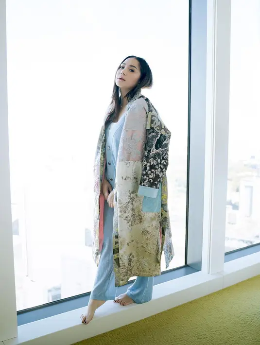 Di foto terbaru ini, Nagita Slavina terlihat mengenakan set atasan dan bawahan yang serasi. Berwarna baby blue, Nagita memadukannya dengan innerwear berwarna putih polos. Ia juga menambahkan outer panjang bermotif floral yang abstrak dengan nuansa warna yang senada. Foto: Instagram.