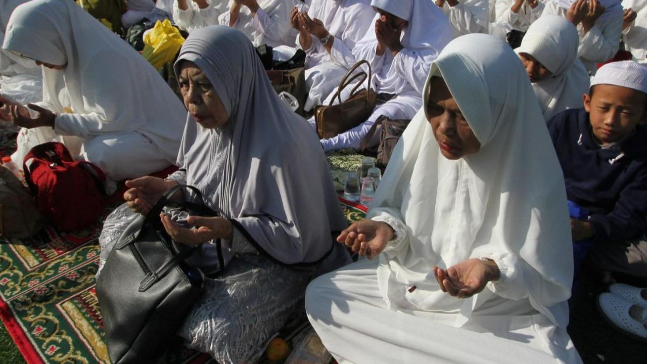 Ratusan warga Bogor khusyuk mengikuti kegiatan keagamaan dzikir dan doa bersama yang digelar untuk memperingati Tahun Baru Islam di Lapangan Manunggal, Menteng, Kecamatan Bogor Barat pada Rabu (19/7/2023).