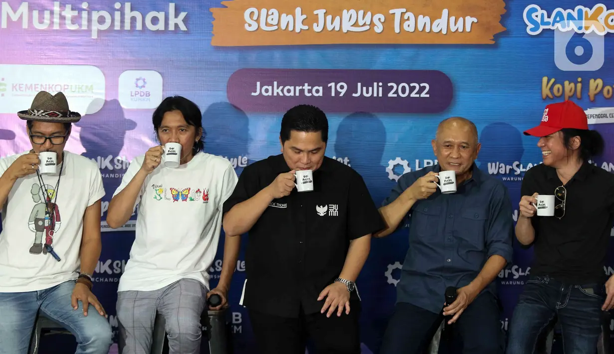 Menteri BUMN Erick Thohir (tengah) bersama Menteri Koperasi dan UKM Teten Masduki (kedua kanan) dan grup band Slank saat peluncuran Slankops di Basecamp Slank, Jakarta, Selasa (19/7/2022). Slank meluncurkan koperasi yang diberi nama Koperasi Konsumen Slank Jurus Tandur atau Slankops. (Liputan6.com/Herman Zakharia)