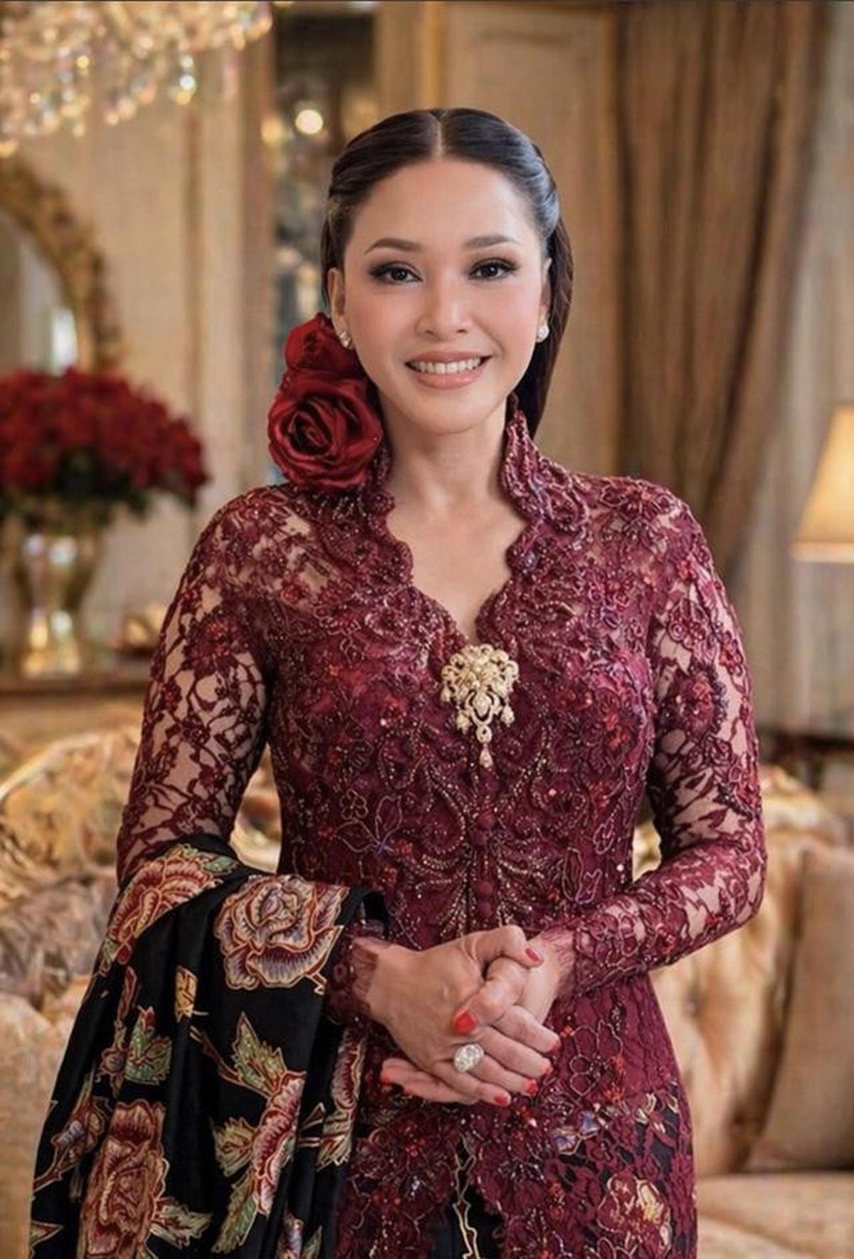 Potret Detail Kebaya Merah Maia Estianty saat Hari Kartini, Pancarkan Pesona Elegan
