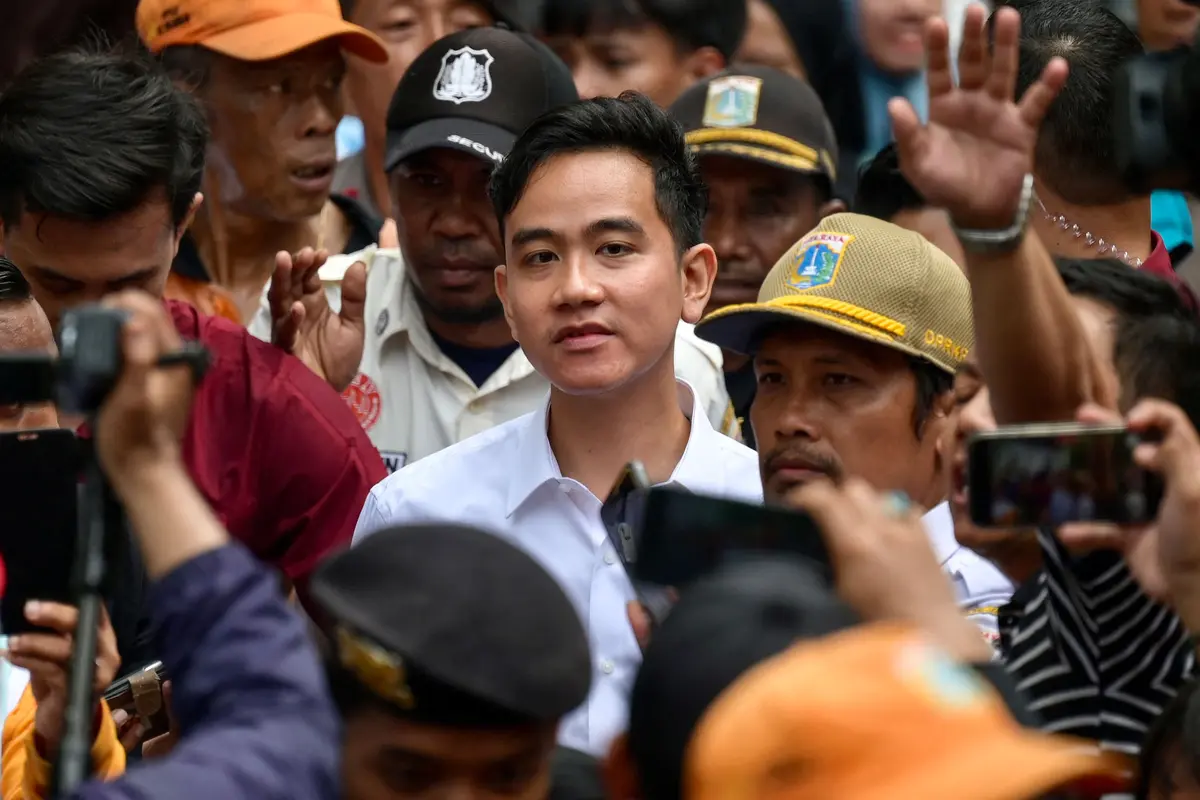 Gibran Rakabuming Raka Langsung Bagi-Bagi Susu