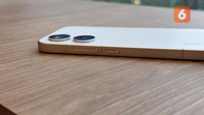 Tombol power/lock dan volume Poco X8 Pro. (Liputan6.com/ Yuslianson)