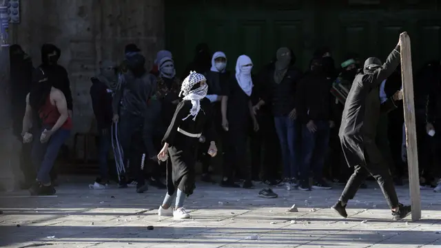 FOTO: Bentrok Warga Palestina dengan Pasukan Keamanan Israel di Kompleks Masjid Al Aqsa