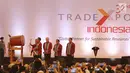 Presiden Joko Widodo memukul bedug saat membuka pameran Trade Expo 2017 di ICE BSD, Tangerang Selatan, Rabu (11/10). Dalam gelaran dagang ini, disuguhkan juga kegiatan pendukung seperti trade, tourism and investmen (TTI) forum. (Liputan6.com/Angga Yuniar)