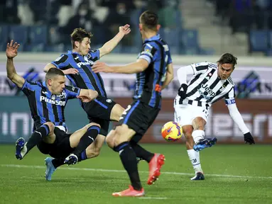 Penyerang Juventus Paulo Dybala (kanan) menembak ke gawang Atalanta pada pekan ke-25 Liga Italia 2021-2022 di Gewiss Stadium, Senin (14/2/2022). Juventus bermain imbang 1-1 dengan tuan rumah Atalanta. (Spada/LaPresse via AP)