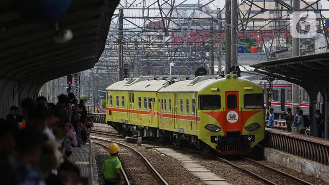 Antusiasme Warga Saksikan Parade Napak Tilas 100 Tahun Operasional KRL di Indonesia
