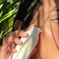 Ilustrasi penggunaan sunscreen (Sumber foto: pexels.com/Sunny Skin)