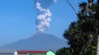 Letusan Gunung Merapi pada Jumat (1/6/2018) pagi, menyebabkan terjadinya hujan abu di sekitar Kabupaten Magelang, Jawa Tengah. (Liputan6.com/Fajar Abrori)