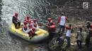 Tim pengibar bendera menaiki perahu karet menyusuri Sungai Ciliwung menuju Jembatan Panus, Depok, Kamis (17/8). Komunitas Ciliwung Depok menggelar upacara peringatan HUT Kemerdekaan RI di atas Jembatan Panus. (Liputan6.com/Herman Zakharia)