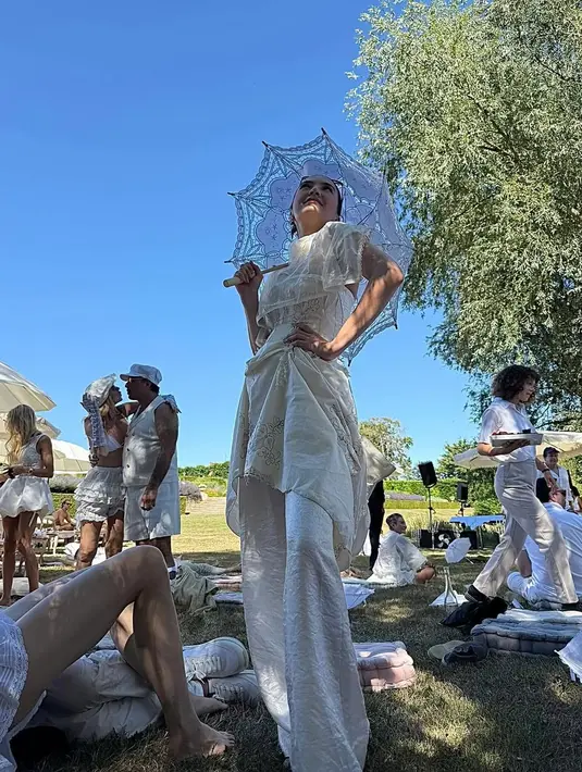 Desainer dari @digo.design menyebutkan bahwa busana ini terdiri dari turtleneck tulle top transparan bernuansa vintage yang dipadukan dengan kain bersiluet tradisional modern, menciptakan harmoni antara kelembutan dan struktur.  [@digo.design].