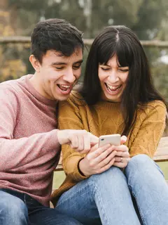 Ilustrasi bermain tebak-tebakan bersama pasangan, pacar, tertawa, lucu. (Photo Copyright by Freepik)