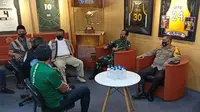 Kapolda Jatim Irjen Pol Mohammad Fadil Imran bertemu dengan Presiden Persatuan Sepak Bola Surabaya Azrul Ananda, dr Tir dan perwakilan Bonek pada Selasa, 7 Juli 2020. (Foto: Liputan6.com/Dian Kurniawan)
