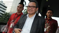 Mantan Wakil Ketua Komisi II DPR Khatibul Umam Wiranu usai diperiksa KPK, Jakarta, Jumat (9/12). Khatibul diperiksa sebagai saksi dalam kasus dugaan korupsi e-KTP. (Liputan6.com/Helmi Afandi)