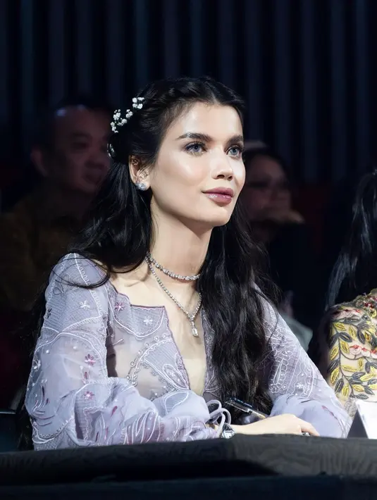 Tampilan bak ibu perinya didukung dengan poni yang ditata ke belakang dan mini curly hair [@sabrinachairunnisa_]