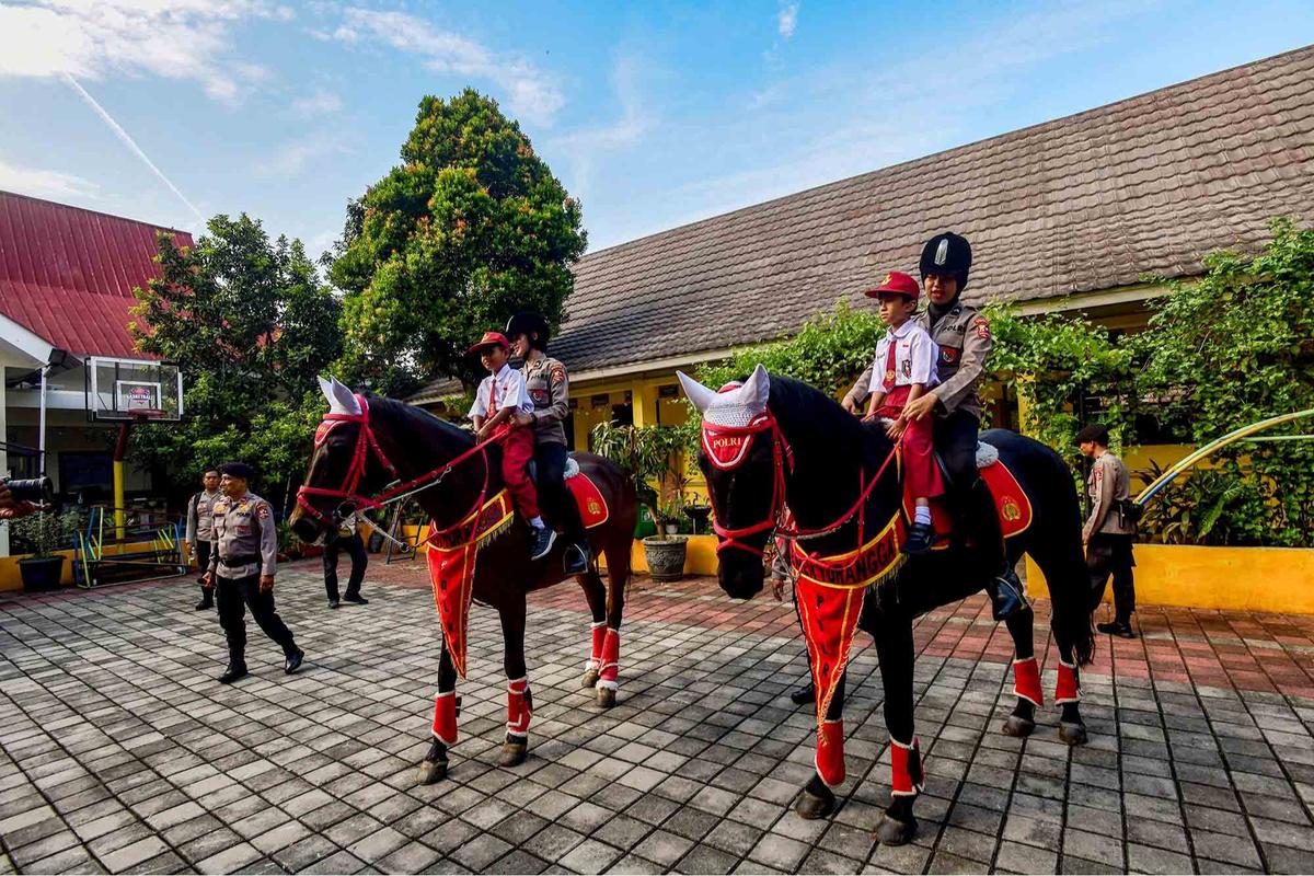 FOTO: Semangat Murid SLB Belajar Bersama Anjing K-9 Mabes Polri