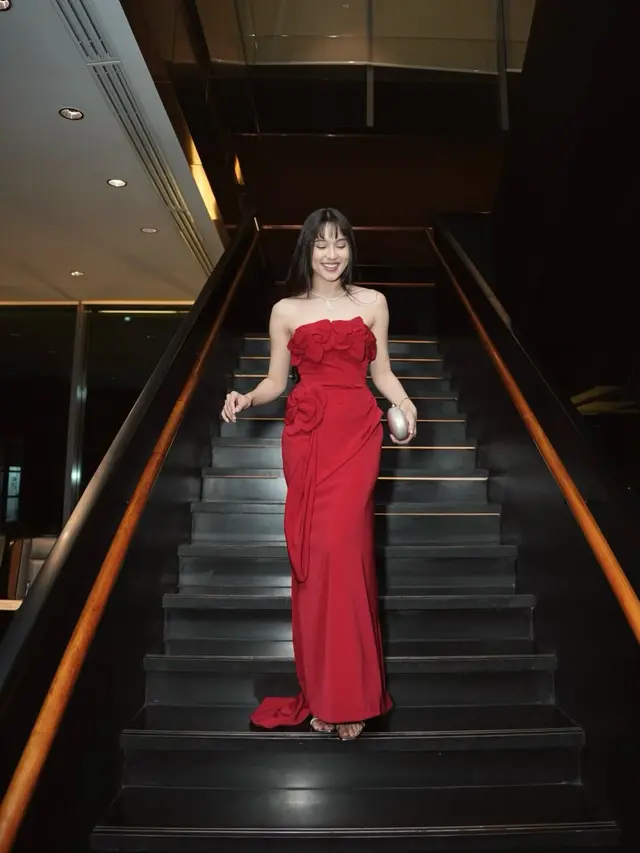 Lady in Red! Yasmin Napper Tampil Memesona dengan Strapless Dress Merah, Bisa Jadi Inspirasi Look Pesta