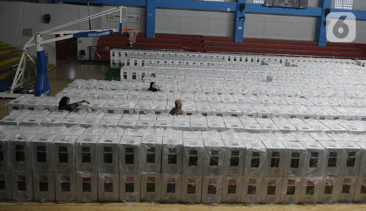 Pekerja merapikan kotak suara Pemilu 2024 di GOR Pemuda, Rawamangun, Jakarta Timur, Selasa (2/1/2024). (merdeka.com/Imam Buhori)