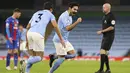 Gelandang Manchester City, Ilkay Gundogan (tengah) berselebrasi usai mencetak gol ke gawang Crystal Palace pada pertandingan lanjutan Liga Inggris di Stadion Etihad, Senin (18/1/2021). Man City telah membukukan kemenangan kelima beruntun di kompetisi ini. (Clive Brunskill/Pool via AP)