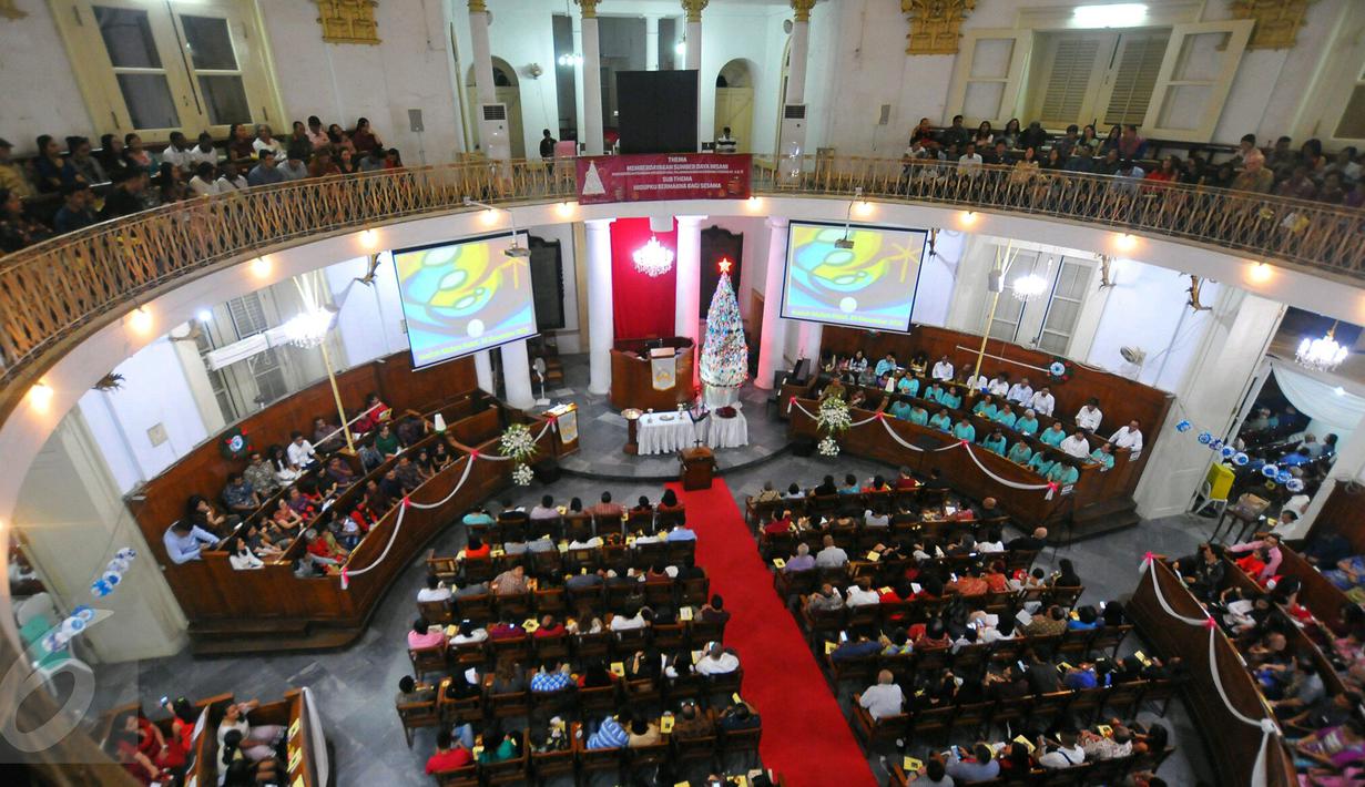 Umat Kristiani menjalankan ibadah misa malam Natal di Gereja Immanuel, Jakarta  Sabtu (24/12). Perayaan Natal yang diikuti umat Kristiani itu mengangkat tema Memberdayakan Sumber Daya Insani. (Liputan6.com/Angga Yuniar)