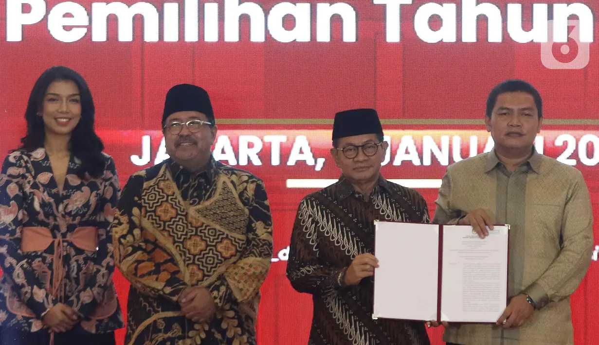 Putusan hasil rekapitulasi suara Pemilihan Kepala Daerah (Pilkada) Jakarta 2024 dibacakan langsung Ketua KPUD Jakarta, Wahyu Dinata. (Liputan6.com/Herman Zakharia)
