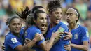 Marta (kedua dari kiri) merayakan gol pembuka yang dicetaknya saat Brasil menghadapi Australia di penyisihan Grup C Piala Dunia Wanita 2019 di Prancis. (AP/Claude Paris)