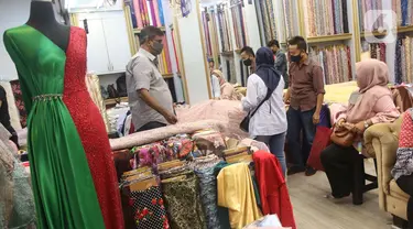 Aktvitas jual beli bahan tekstil di Pasar Tanah Abang, Jakarta, Sabtu (27/11/2021). Utilisasi industri tekstil dan produk tekstil dalam negeri menunjukkan kinerja yang positif menjelang akhir 2021, berada di posisi 80 - 85 persen pada awal kuartal IV/2021. (Liputan6.com/Angga Yuniar)