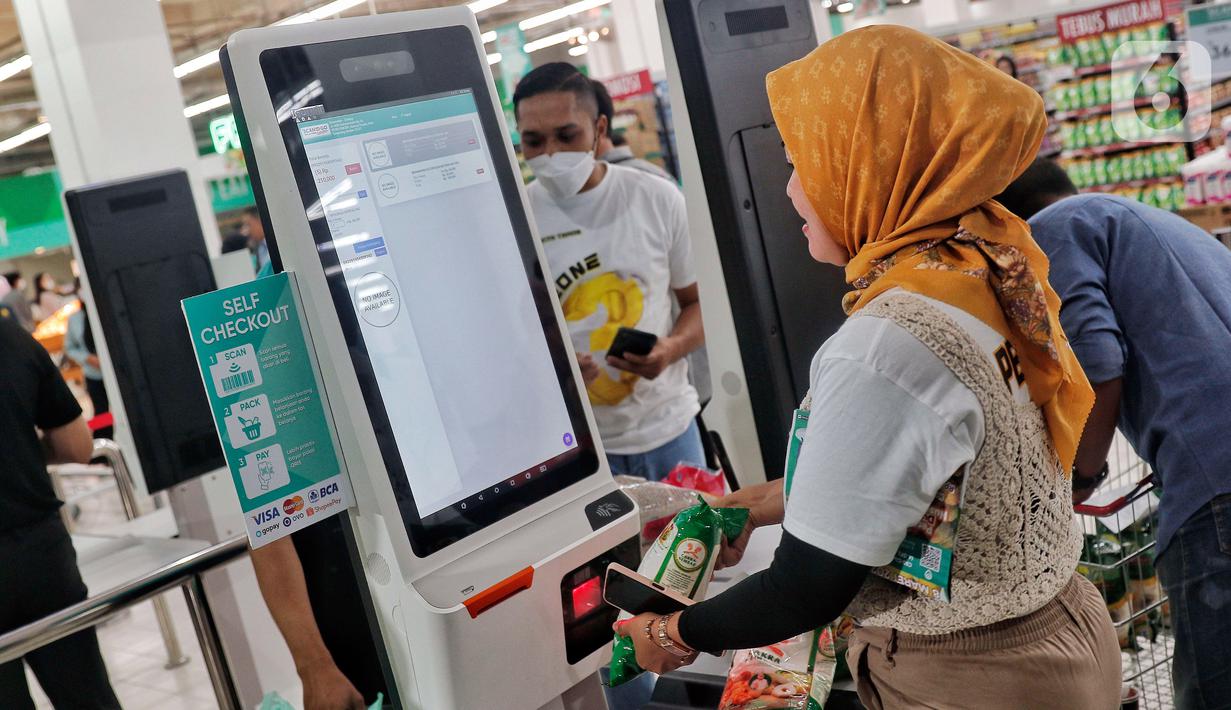 Pengunjung melakukan transaksi secara digital di toko digital Scan and Go, CBD Ciledug, Tangerang, Banten, Rabu (8/3/2023). Sejumlah sektor usaha yakni ritel, makanan minuman, dan fesyen diprediksi bakal melonjak saat momen Ramadan tahun ini. (Liputan6.com/Angga Yuniar)