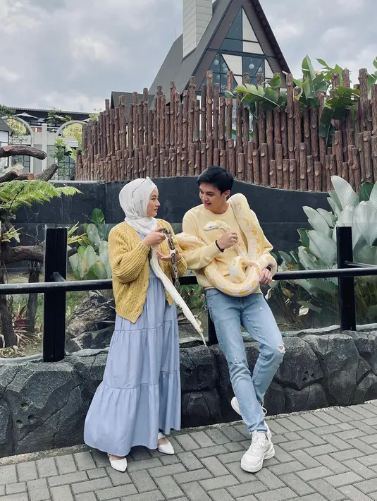 <p>Gaya santai lainnya bisa dengan menggunakan gamis ruffle dan outer knit. Perpaduan tiga warna dalam satu look sangat menarik untuk dicoba. [Instagram/dindahw]</p>