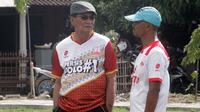 Pelatih baru Persibat, Freddy Muli (kiri). (Bola.com/Vincentius Atmaja)