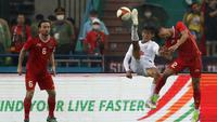 Pemain Timnas Indonesia, Alfeandra Dewangga (kanan) berebut bola dengan pemain Myanmar,&nbsp; Win Naing Tun saat pertandingan babak penyisihan Grup A SEA Games 2021 melawan Myanmar di Stadion Viet Tri, Phu Tho, Vietnam, Minggu (15/5/2022). (Ikhwan Yanuar)