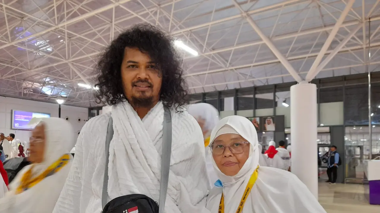 Bakti Sang Anak Lelaki dari Cirebon, Dampingi Ibunda Gantikan Ayah Berhaji Secara Mandiri pada 2025