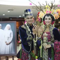 Selain itu Ridwan juga menceritakan kebahagiaan sang istri ketika dipuji soal paras cantiknya. Ridwan pun juga sangat bahagia ketika sang istri bersedia menerima kekurangan yang dimiliki suaminya itu. (Nurwahyunan/Bintang.com)