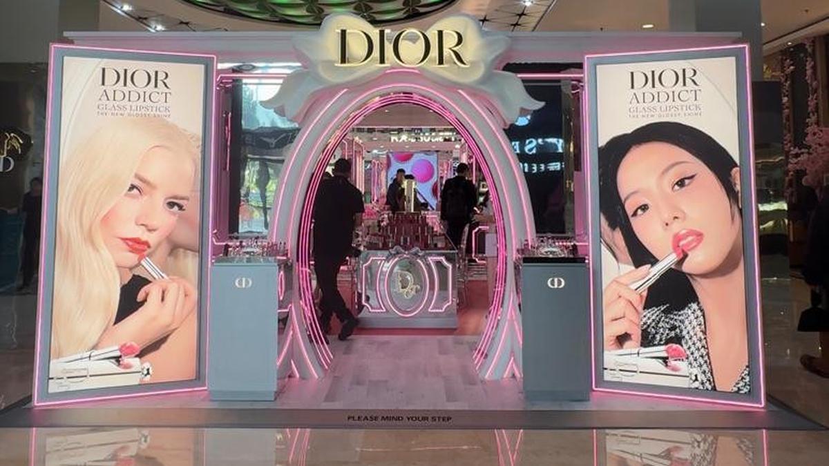 Menjelajahi Dunia Dior Addict di Kota Kasablanka, dari Lipstik Favorit Jisoo BLACKPINK hingga Couture Cases Ikonis