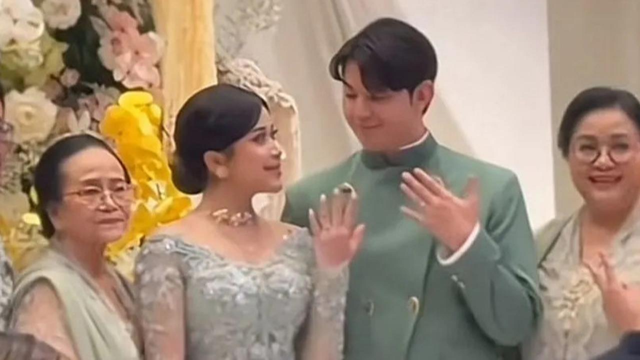 8 Detail Kebaya Lamaran Brisia Jodie dengan Jonathan Alden, Anggun Bernuansa Tradisional Elegan