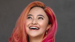 Gaya rambut warna-warni merupakan upgrade dari gaya rambut Marshanda. Sebelumnya, perempuan yang akrab disapa Caca itu memiliki rambut berwarna pink. (Instagram/marshanda99)