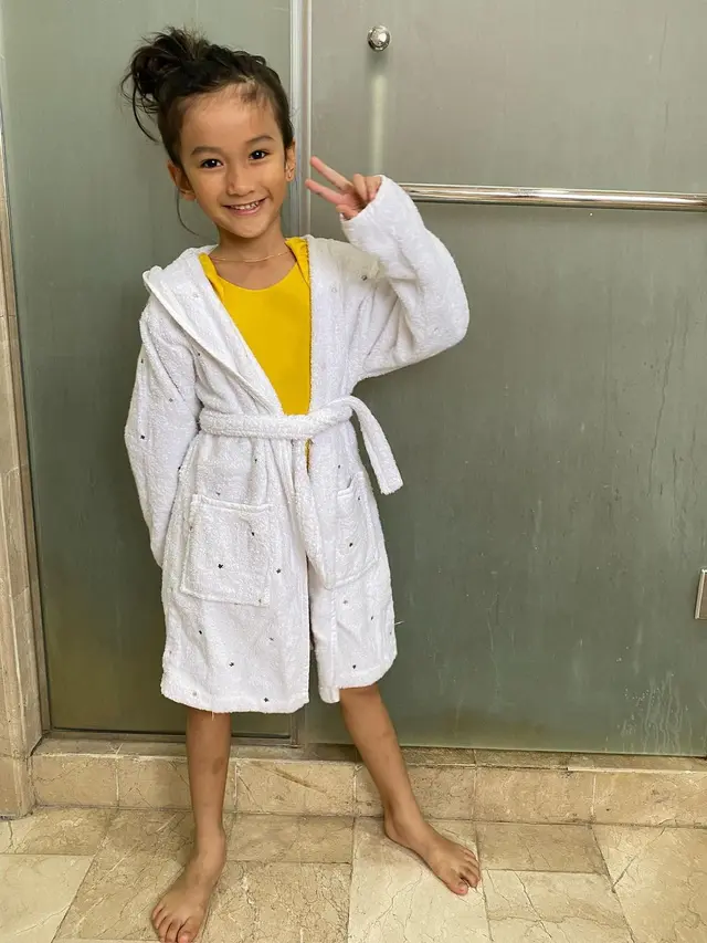 [Fimela] Salma anak Rio Dewanto - Atiqah Hasiholan