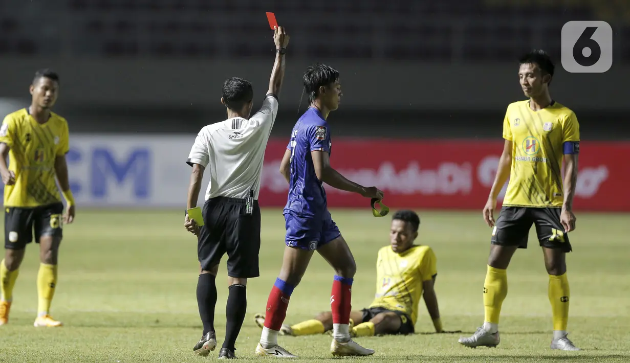 Pemain Arema FC Johan Ahmat Farizi mendapat kartu merah setelah melanggar pemain Barito Putera Chris Robert Rumbiak dalam pertandingan babak penyisihan Piala Menpora 2021 di Stadion Manahan, Solo, Kamis (25/3/2021). Arema FC kalah 1-2. (Bola.com/Arief Bagus)