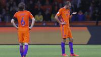 Ekspresi sedih pemain Belanda, Bas Dost (kanan) dan Daley Blind usai melawan Swedia pada kualifikasi Piala Dunia 2018 grup A di Amsterdam Arena, Amsterdam (10/10/2017). Belanda gagal melaku ke Piala Dunia 2018. (AP/Peter Dejong)