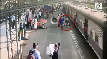 Upaya penyelamatan balita yang hampir jatuh ke rel saat kereta bergerak dilakukan. Insiden terjadi di Stasiun Mahalaxmi, India.