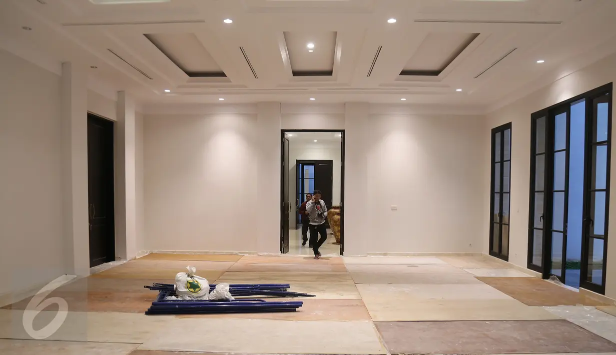 Sejumlah pintu dan jendela berukuran besar terlihat di rumah SBY yang diberikan negara Jalan Mega Kuningan Timur VII, Jakarta Selatan, (29/10). Rumah ini memiliki gaya arsitektur yang nampak modern dengan sentuhan kontemporer Minimalis. (Liputan6.com/HO)