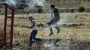 Gas air mata ditembakkan militer Israel untuk membubarkan demonstran Palestina yang melakukan aksi protes di Hawara, Nablus, (25/7/2014). (REUTERS/Abed Omar Qusini)