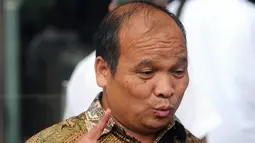 Mantan Ketua Pusat Pelaporan dan Analisis Transaksi Keuangan (PPATK) Yunus Husein menjawab pertanyaan wartawan usai menjadi pembicara internal pegawai KPK di gedung KPK, Jakarta, Senin (30/4).  (Merdeka.com/Dwi Narwoko)