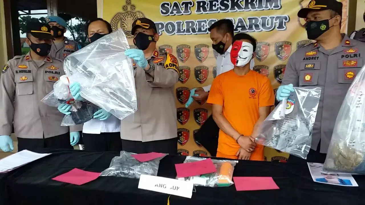 Kapolres Garut AKBP Adi Benny Cahyono menunjukan barang bukti serta pelaku pembunuhan sadis seorang gadis yang ditemukan tertancam sebuah bambu di anus korban, Jumat lalu.