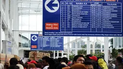 Jumlah calon penumpang diperkirakan akan terus naik hingga Tahun Baru, Jakarta. Foto diambil pada Senin (29/12/2014). (Liputan6.com/Faizal Fanani)
